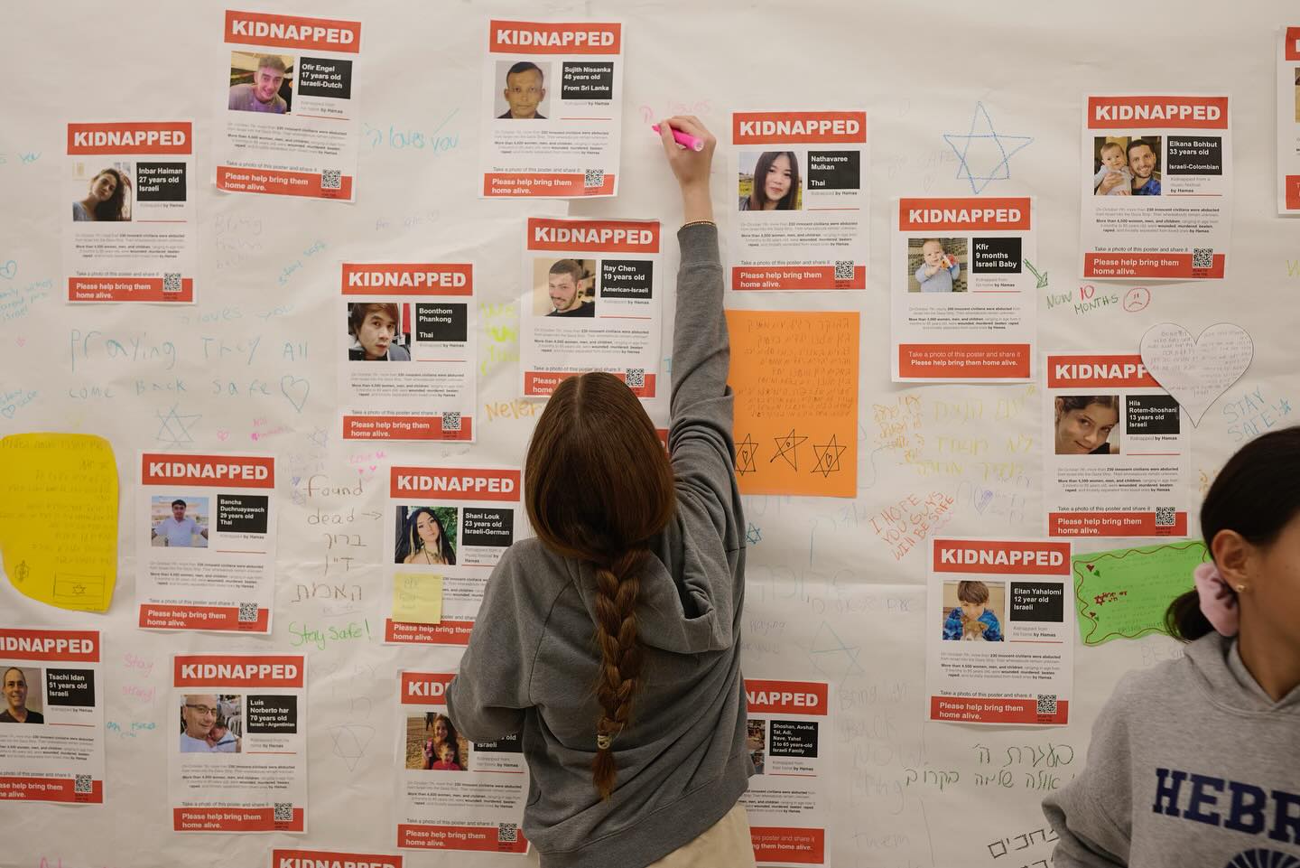 Students Express Heartfelt Support on Memorial Wall for October 7th Hostages