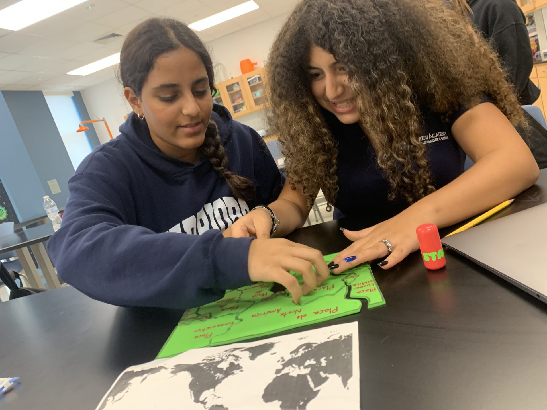 8th Graders Tackle Tectonic Plate Puzzles with Spanish-Language Maps