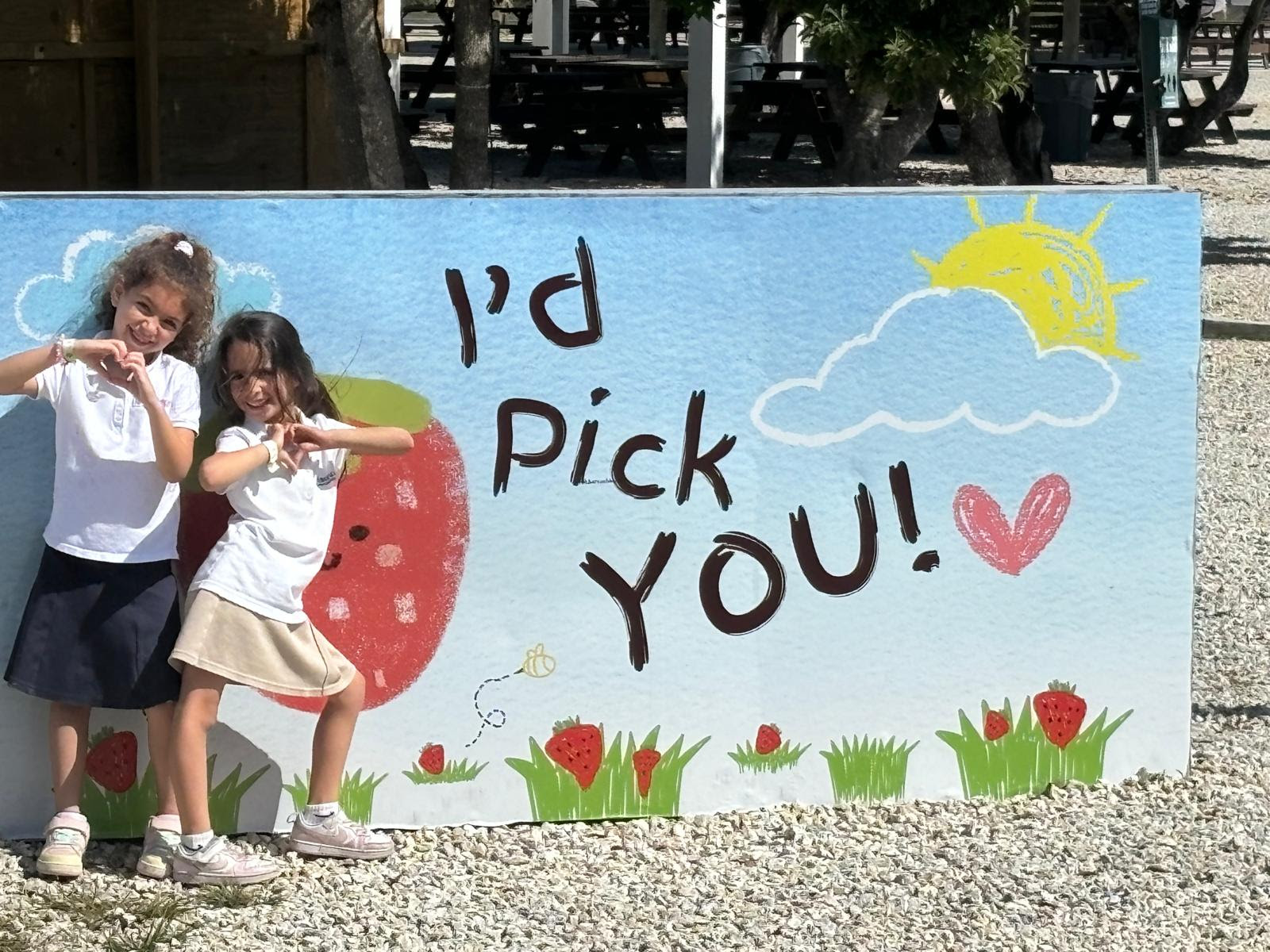 Kindergarten Explores Berry Farms, an Ice Cream Shop, and the Britto Gallery Ahead of Tu Bishvat! 